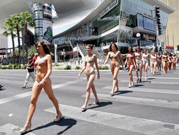 Diễu hành bikini ở Las Vegas, bang Nevada của Mỹ - Sputnik Việt Nam