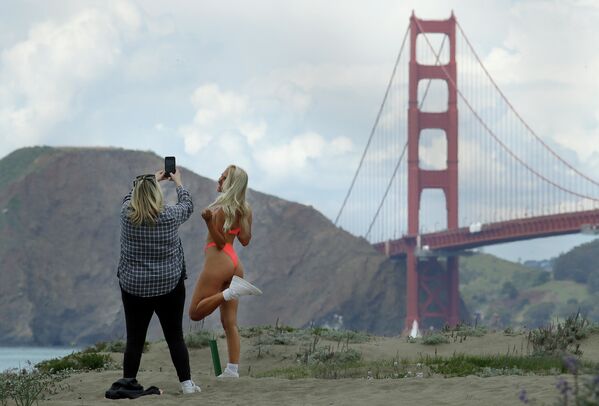 Cô gái mặc bikini chụp ảnh gần Cầu Cổng Vàng, San Francisco - Sputnik Việt Nam