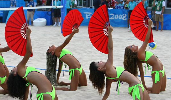 Hoạt náo viên tại vòng loại bóng chuyền bãi biển ở Bắc Kinh - Sputnik Việt Nam