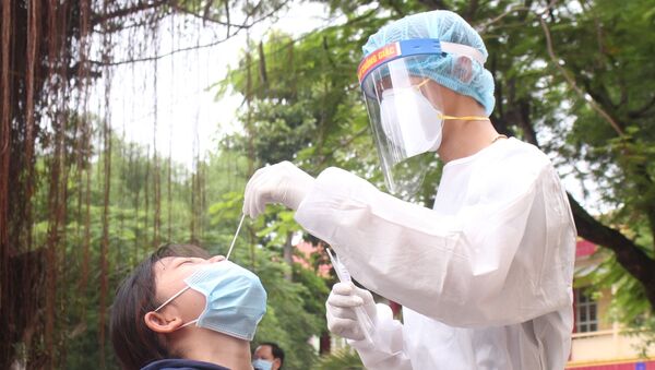 Học sinh lấy mẫu xét nghiệm COVID-19 trước kỳ thi. - Sputnik Việt Nam