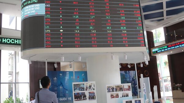 Nhà đầu tư theo dõi bảng giá chứng khoán tại sàn HOSE ngày 16/4/2021. - Sputnik Việt Nam