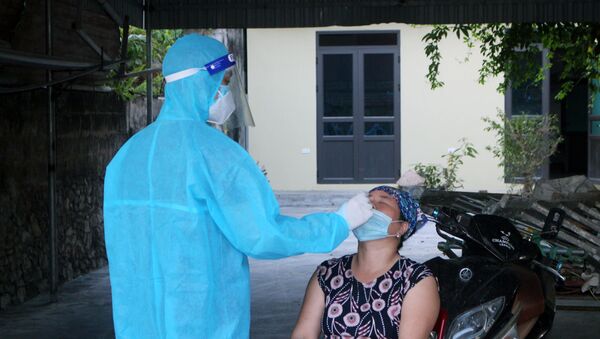 Trung tâm Kiểm soát bệnh tật tỉnh Hà Nam và Trung tâm Y tế huyện Kim Bảng tiến hành lấy mẫu xét nghiệm Covid-19 cho toàn bộ người dân thôn 4, xã Thi Sơn - Sputnik Việt Nam