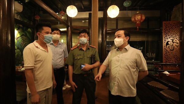 Đoàn kiểm tra đột xuất nhà hàng trên phố Trần Khát Chân, phường Thanh Nhàn, quận Hai Bà Trưng - Sputnik Việt Nam