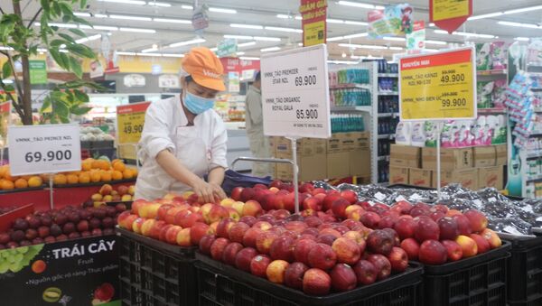 Trung tâm thương mại, siêu thị chủ động tăng cường đội ngũ nhân viên, liên tục đưa hàng lên kệ, tăng thời gian phục vụ đặc biệt vào các ngày cuối tuần - Sputnik Việt Nam