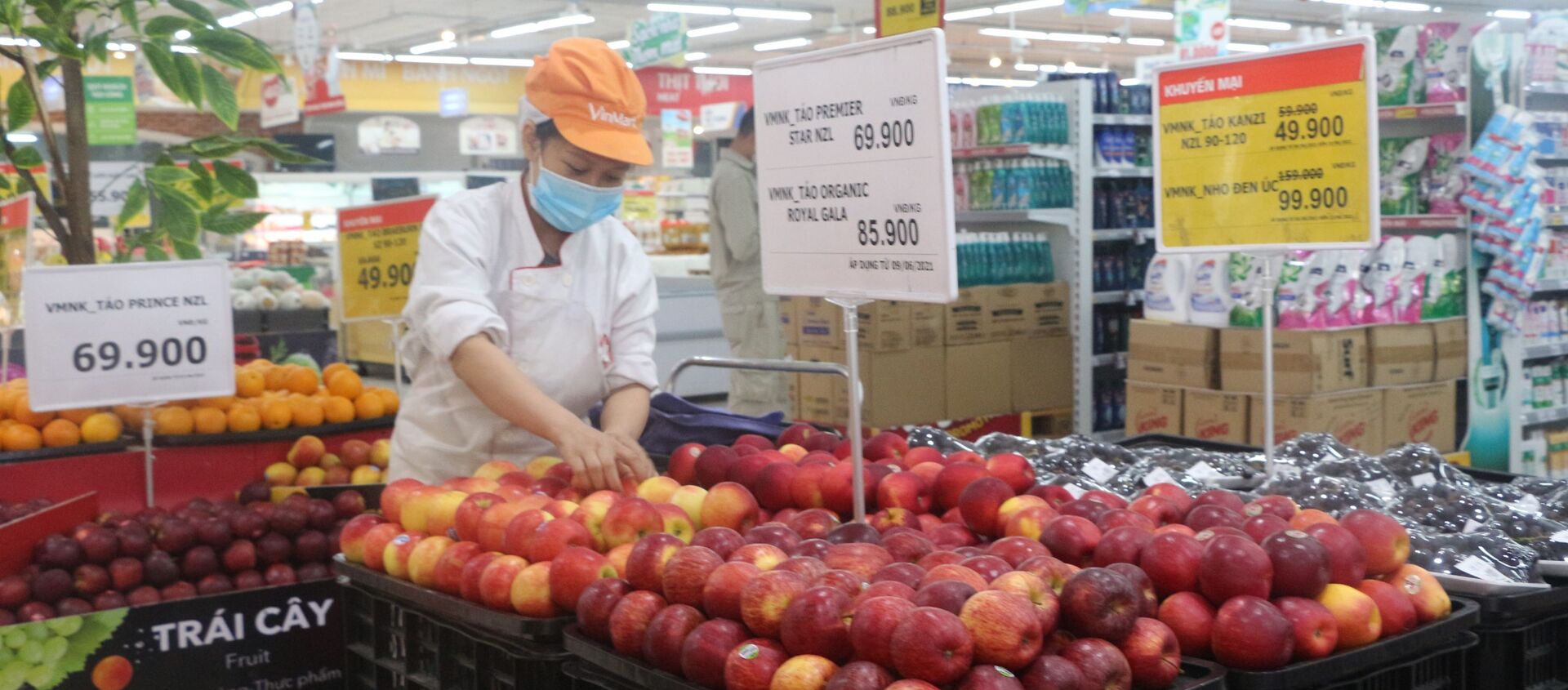 Trung tâm thương mại, siêu thị chủ động tăng cường đội ngũ nhân viên, liên tục đưa hàng lên kệ, tăng thời gian phục vụ đặc biệt vào các ngày cuối tuần - Sputnik Việt Nam, 1920, 06.07.2021