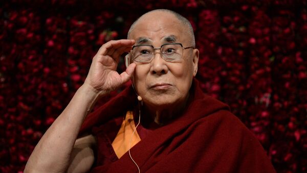 Tibetan spiritual leader, the Dalai Lama, gestures before delivering a public lecture on “Reviving Indian Wisdom in Contemporary India” at a function in New Delhi on February 5, 2017 - Sputnik Việt Nam