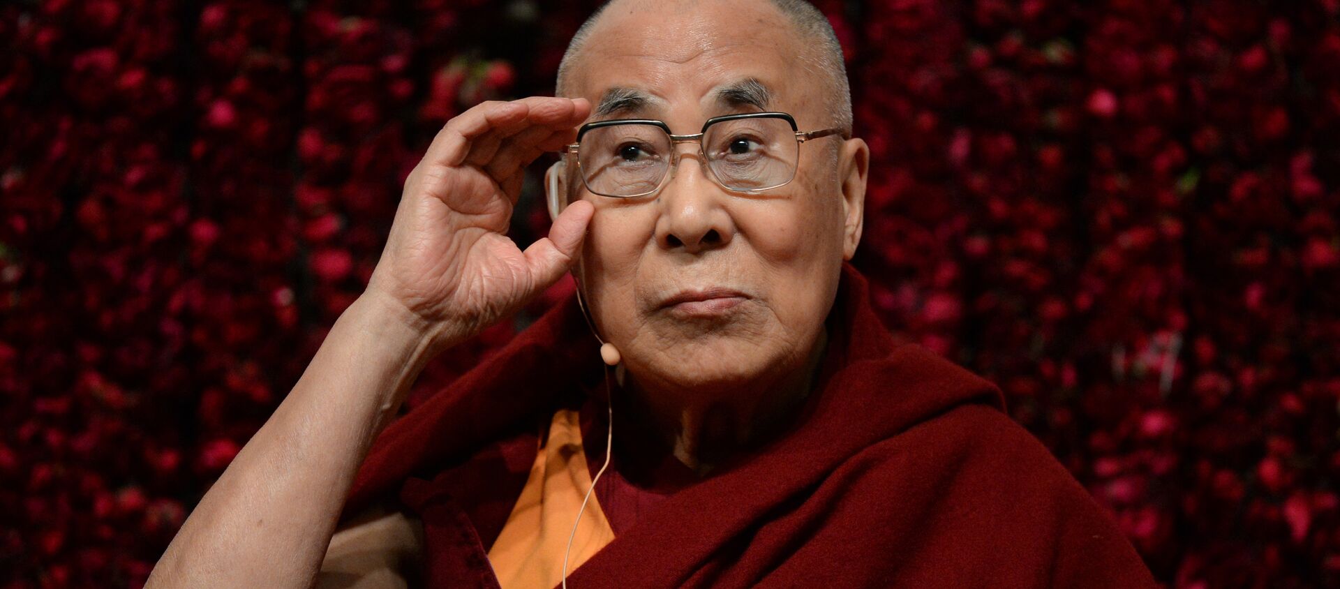 Tibetan spiritual leader, the Dalai Lama, gestures before delivering a public lecture on “Reviving Indian Wisdom in Contemporary India” at a function in New Delhi on February 5, 2017 - Sputnik Việt Nam, 1920, 06.07.2021