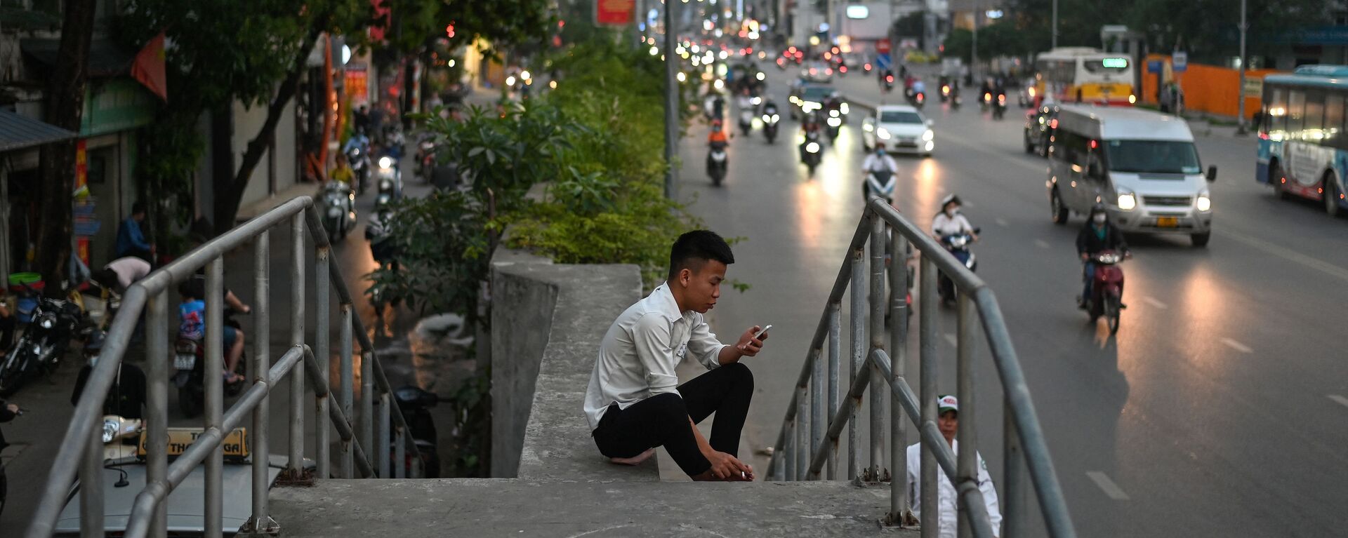 Người đàn ông đang kiểm tra điện thoại thông minh của mình. - Sputnik Việt Nam, 1920, 17.09.2023