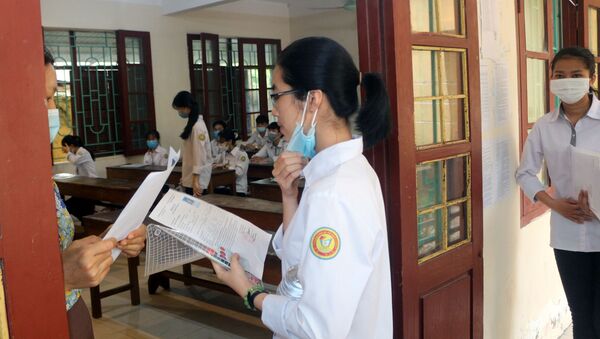 Các thí sinh làm thủ tục vào phòng thi tại Hội đồng thi trường THPT Lý Nhân (huyện Lý Nhân, tỉnh Nam Định) - Sputnik Việt Nam
