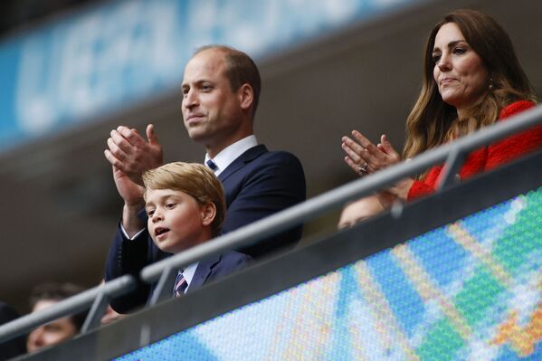 Hoàng tử William và Nữ công tước xứ Cambridge cùng con trai ăn mừng chiến thắng trong trận đấu bóng đá UEFA EURO 2020 tại Sân vận động Wembley, London - Sputnik Việt Nam