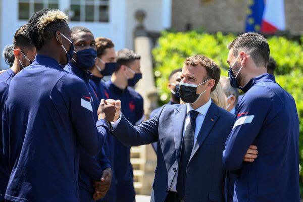 Tổng thống Pháp Emmanuel Macron chào mừng các cầu thủ Pháp trước thềm giải bóng đá UEFA EURO 2020 - Sputnik Việt Nam