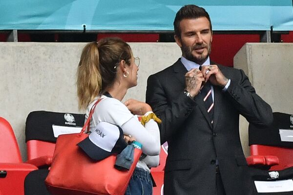 David Beckham nói chuyện với người hâm mộ trong trận đấu bóng đá tại sân vận động Wembley ở London - Sputnik Việt Nam