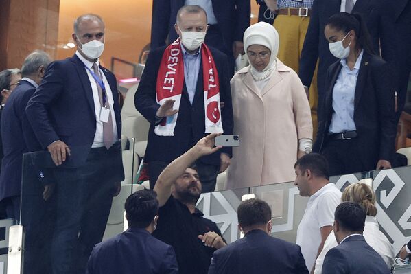 Tổng thống Thổ Nhĩ Kỳ Recep Tayyip Erdogan và phu nhân Emine trong trận đấu bóng đá ở Baku - Sputnik Việt Nam