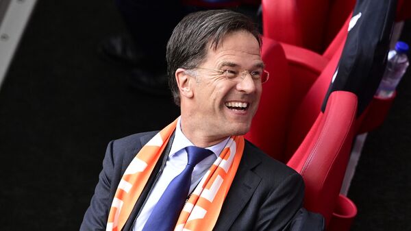 Thủ tướng Hà Lan Mark Rutte mỉm cười trong trận đấu bóng đá trên sân vận động Johan Cruyff ở Amsterdam - Sputnik Việt Nam