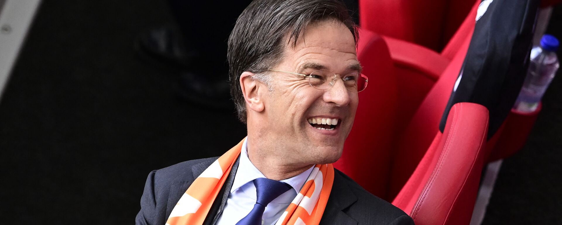 Thủ tướng Hà Lan Mark Rutte mỉm cười trong trận đấu bóng đá trên sân vận động Johan Cruyff ở Amsterdam - Sputnik Việt Nam, 1920, 29.10.2023