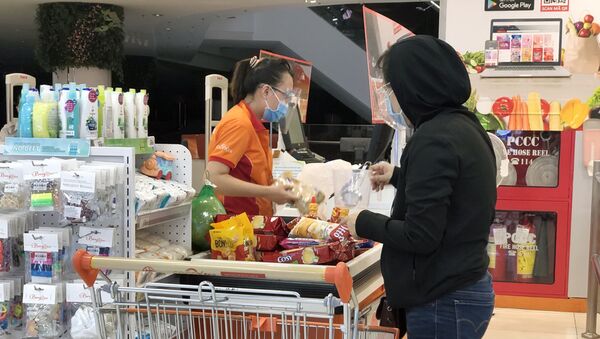 Người tiêu dùng thành phố Hồ Chí Minh mua sắm hàng hóa tiêu dùng thiết yếu - Sputnik Việt Nam