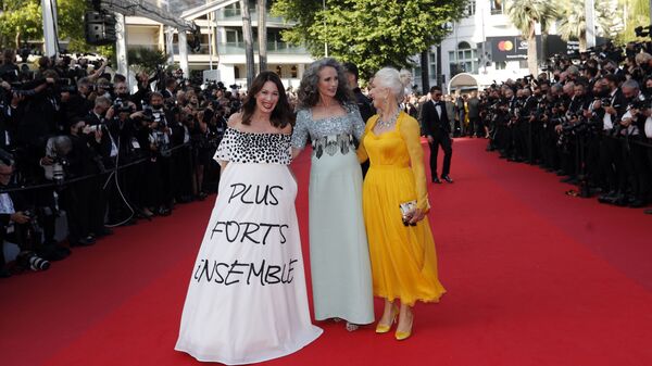 Các nữ diễn viên Iris Berben, Andie McDowell và Helen Mirren trên thảm đỏ lễ khai mạc Liên hoan phim Cannes lần thứ 74 - Sputnik Việt Nam