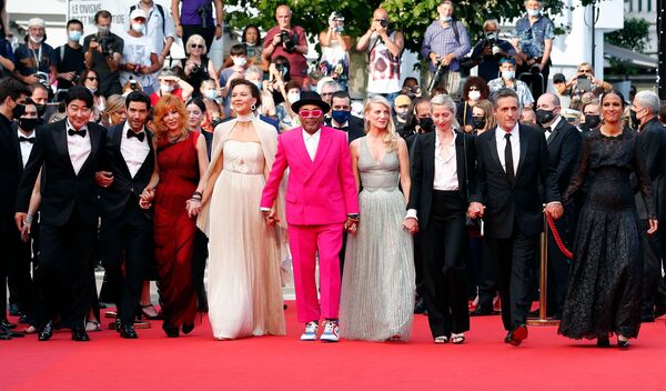 Spike Lee, Chủ tịch Ban giám khảo Liên hoan phim Cannes lần thứ 74, và các thành viên ban giám khảo tại lễ khai mạc Liên hoan phim quốc tế Cannes lần thứ 74, Pháp - Sputnik Việt Nam