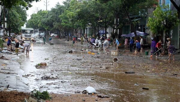 Mưa lớn gây ngập cục bộ tại tuyến đường Lê Thanh, phường Bắc Cường, thành phố Lào Cai.  - Sputnik Việt Nam