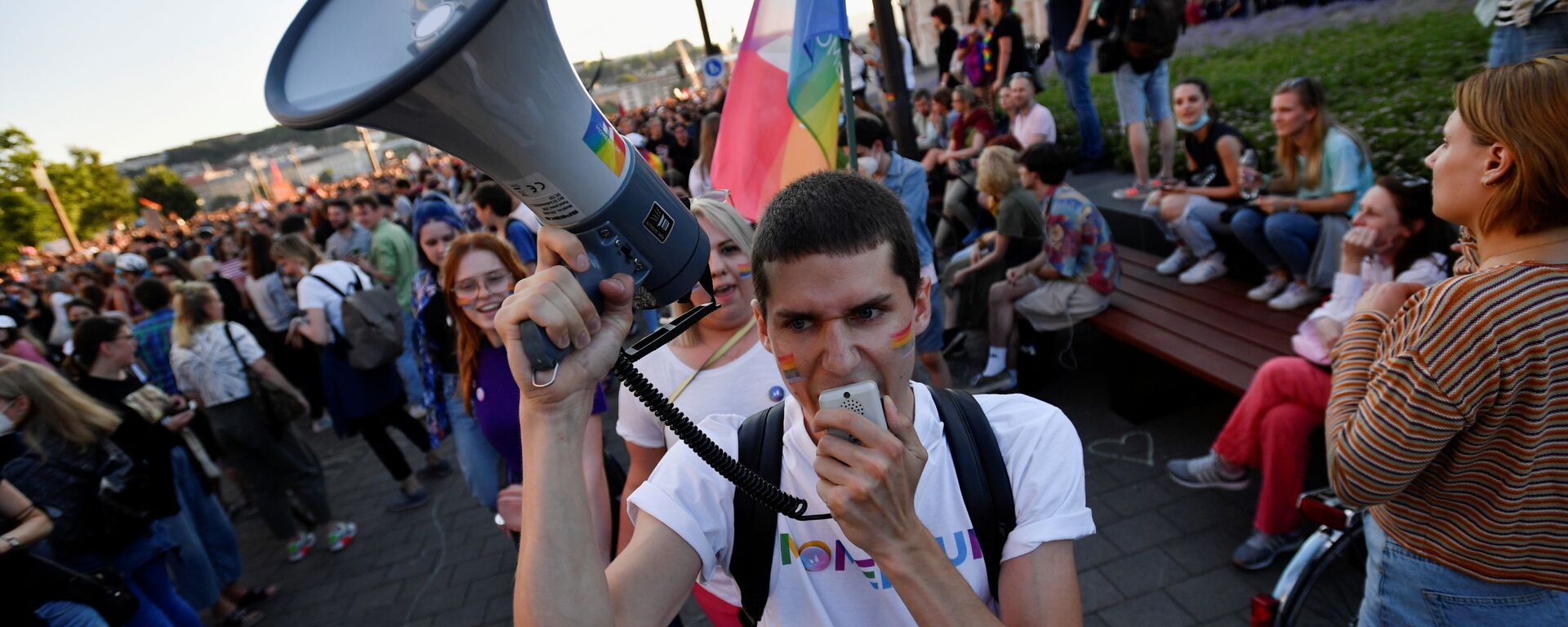 Biểu tình phản đối việc thông qua luật cấm tuyên truyền LGBT ở Hungary - Sputnik Việt Nam, 1920, 07.07.2021
