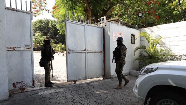 Các binh sĩ canh gác gần bệnh viện, nơi đệ nhất phu nhân Haiti bà Martine Moise bị thương đang điều trị sau vụ ám sát Tổng thống Jovenel Moise (Port-au-Prince, Haiti., 07.07.2021) - Sputnik Việt Nam
