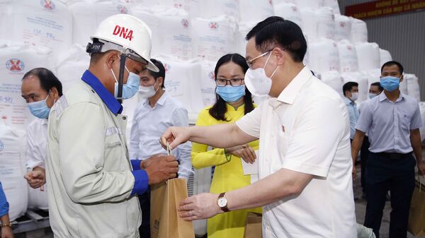 Chủ tịch Quốc hội Vương Đình Huệ tặng quà cho công nhân có hoàn cảnh khó khăn của Nhà máy Alumin Nhân Cơ - Sputnik Việt Nam