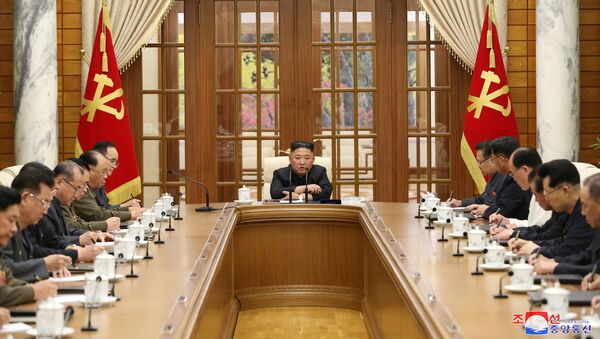 Nhà lãnh đạo Triều Tiên Kim Jong-un tại cuộc họp của Bộ Chính trị Ban Chấp hành Trung ương Đảng Lao động CHDCND Triều Tiên lần thứ tám triệu tập - Sputnik Việt Nam
