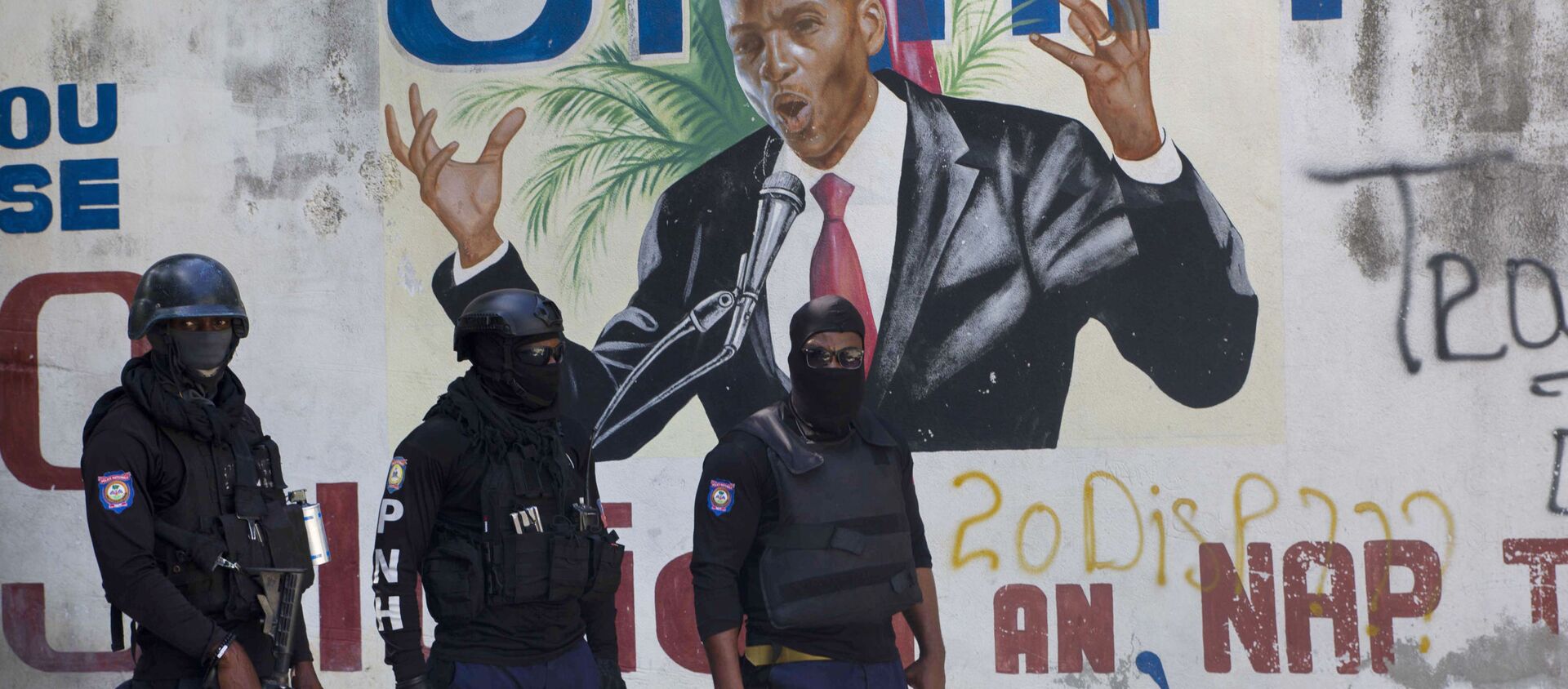 Cảnh sát đứng gần bức tranh tường có hình Tổng thống Haiti Jovenel Moise, gần tư dinh của nhà lãnh đạo nơi ông bị giết bởi các tay súng vào sáng sớm ở Port-au-Prince, Haiti, Thứ Tư, ngày 7 tháng 7 năm 2021. - Sputnik Việt Nam, 1920, 08.07.2021