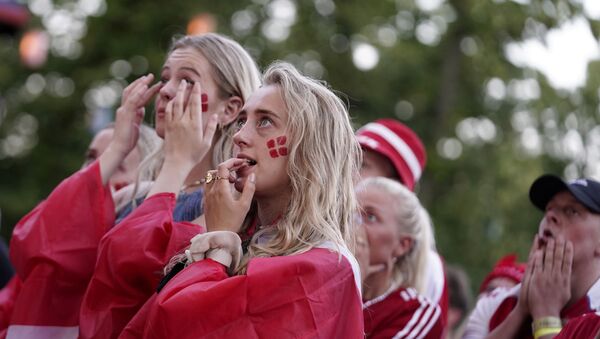 Болельщики Дании смотрят матч на большом экране в Тиволи в Копенгагене - Sputnik Việt Nam