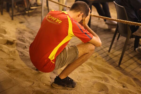 Phản ứng của những người hâm mộ Tây Ban Nha trong lúc diễn ra trận đấu - Sputnik Việt Nam