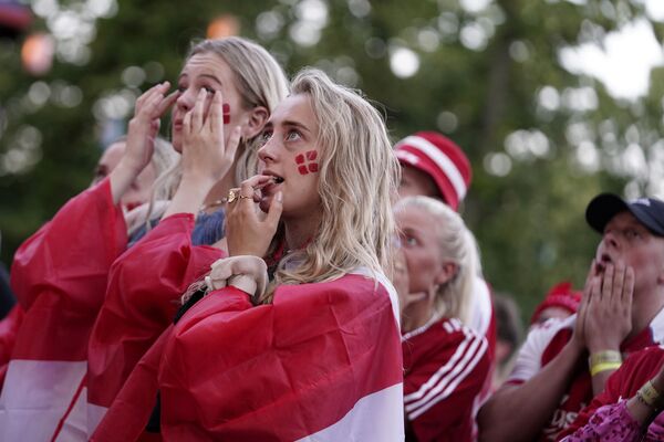 Người hâm mộ Đan Mạch xem trận đấu trên màn hình lớn tại Tivoli ở Copenhagen - Sputnik Việt Nam