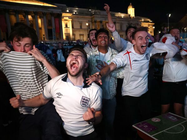 Các fan của đội tuyển Anh vui mừng sau trận đấu - Sputnik Việt Nam