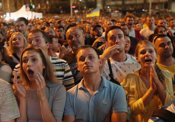 Phản ứng của người hâm mộ Ukraina trong lúc diễn ra trận đấu - Sputnik Việt Nam