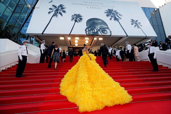 Siêu mẫu Farhana Bodi tạo dáng tại Liên hoan phim Cannes lần thứ 74, Pháp - Sputnik Việt Nam