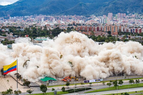 Tòa nhà của Bộ Quốc phòng Colombia bị phá hủy trong vụ nổ có kiểm soát ở Bogota, Colombia - Sputnik Việt Nam