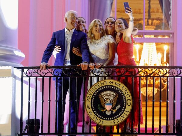 Tổng thống Hoa Kỳ Joe Biden, Đệ nhất phu nhân Jill, con gái của họ Ashley và các cháu gái Finnegan và Naomi chụp ảnh trong lễ hội Ngày Độc lập ở Washington, DC, Hoa Kỳ - Sputnik Việt Nam