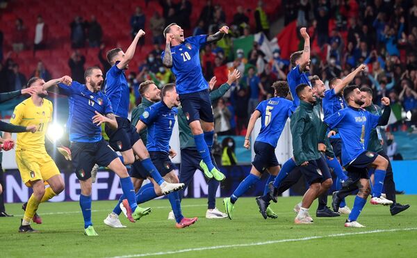 Các cầu thủ Ý sau khi lọt vào chung kết EURO 2020 - Sputnik Việt Nam