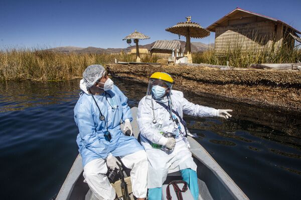 Nhân viên y tế đến đảo Uros để tiêm vaccine chống coronavirus cho cư dân ở Puno, Peru - Sputnik Việt Nam