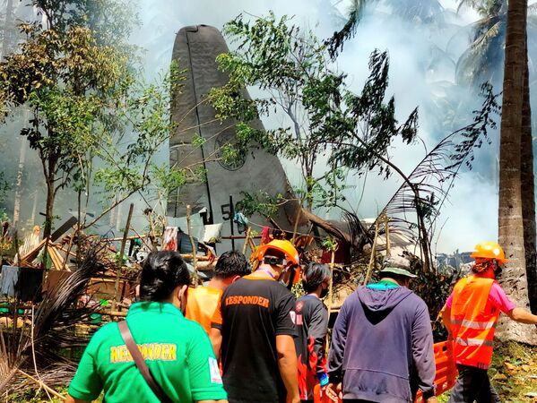 Máy bay Lockheed C-130 của Không quân Philippines chở các binh sĩ bị rơi khi hạ cánh ở Patikula, tỉnh Sulu, Philippines - Sputnik Việt Nam