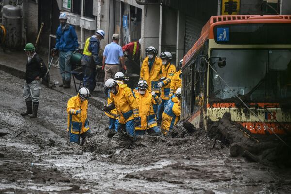 Cảnh sát tìm kiếm người mất tích tại điểm xảy ra vụ lở đất ở Atami, tỉnh Shizuoka, Nhật Bản - Sputnik Việt Nam