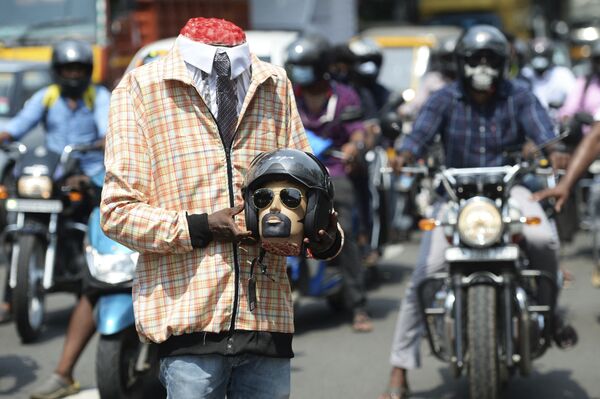 Tình nguyện viên hóa trang thành «kỵ sĩ xe máy không đầu» trên đường ở Chennai, Ấn Độ - Sputnik Việt Nam