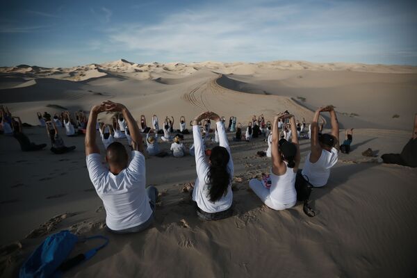 Người tập yoga trên sa mạc Mexico - Sputnik Việt Nam
