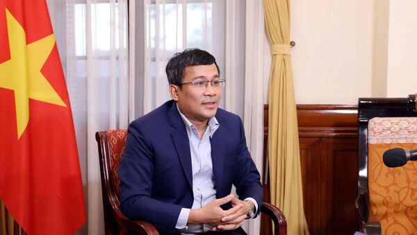 Thứ trưởng Ngoại giao Nguyễn Minh Vũ trả lời phỏng vấn các cơ quan thông tấn báo chí. - Sputnik Việt Nam