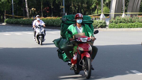 Giao hàng bằng xe hai bánh là một trong các loại hình được hoạt động - Sputnik Việt Nam