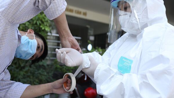 Nhân viên Trung tâm y tế quận Thanh Xuân đến lấy mẫu xét nghiệm cho những người liên quan. - Sputnik Việt Nam