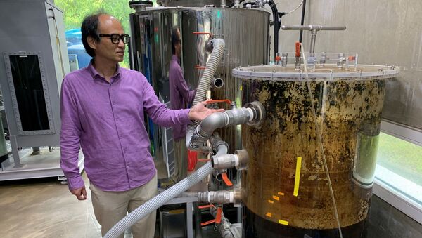 Giáo sư Cho Jae-weon đứng cạnh bể chứa phân trong phòng thí nghiệm ở Ulsan, Hàn Quốc - Sputnik Việt Nam
