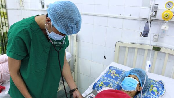 Các bác sĩ Bệnh viện Phụ sản Cần Thơ thăm khám cho bệnh nhân T.T.K.L sau phẫu thuật.  - Sputnik Việt Nam