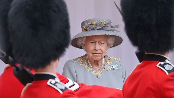 Nữ hoàng Anh Elizabeth II theo dõi một buổi lễ quân sự để đánh dấu sinh nhật chính thức của mình tại Lâu đài Windsor vào ngày 12 tháng 6 năm 2021 ở Windsor. - Sputnik Việt Nam