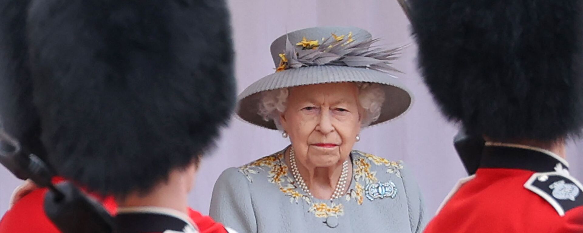 Nữ hoàng Anh Elizabeth II theo dõi một buổi lễ quân sự để đánh dấu sinh nhật chính thức của mình tại Lâu đài Windsor vào ngày 12 tháng 6 năm 2021 ở Windsor. - Sputnik Việt Nam, 1920, 06.02.2022