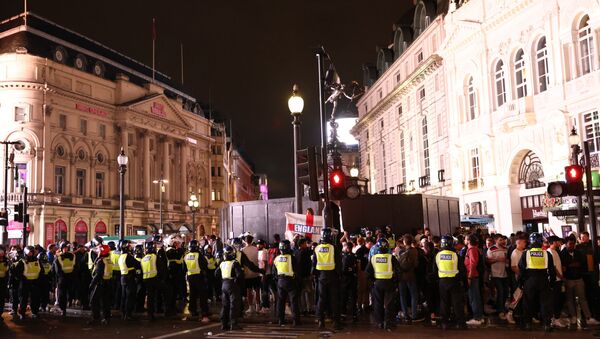 Cảnh sát kiềm chế đám đông cổ động viên ở London sau thất bại của đội tuyển Anh trong trận chung kết EURO 2020 - Sputnik Việt Nam